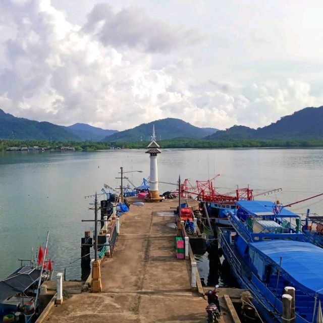 ท่าเทียบเรือบ้านสลักเพชร