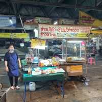 หาของกินที่ตลาดประตูเชียงใหม่