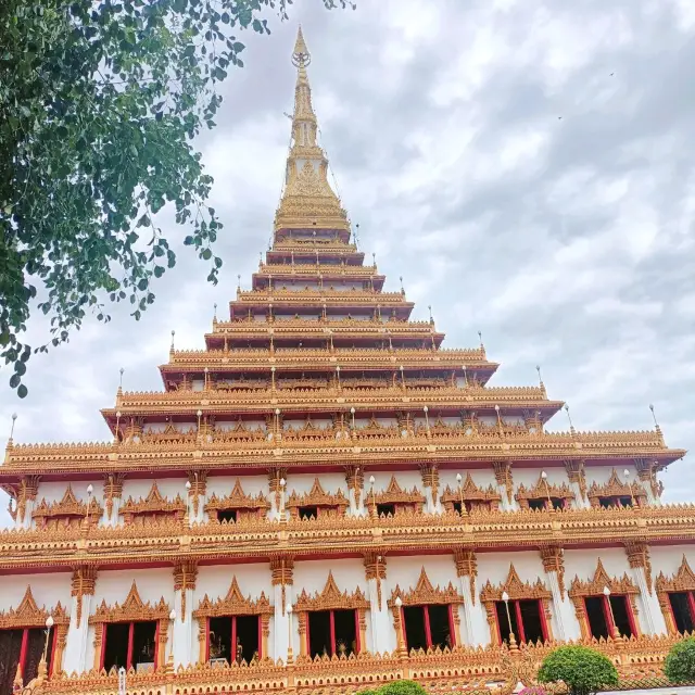 พระมหาธาตุแก่นนคร วัดหนองแวง