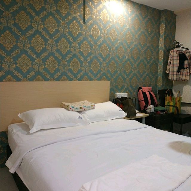 HOTEL WITH COZY ROOM & CONVENIENT LOCATION!