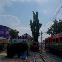 นั่งรถไฟเที่ยวแม่กลอง