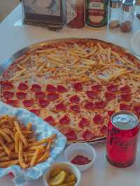 이국적인 농구골대 풍경에서 피자 한입 감성을 지닌”피자플리즈🍕“