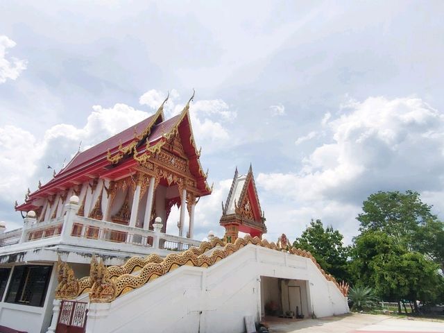 มาเที่ยววัดเนินหย่อง