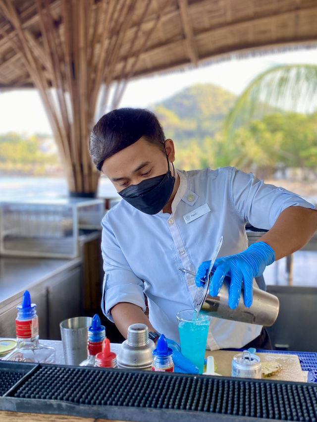 BLUE MONKEY 🐒 ดื่มด่ำริมทะเลสมุยที่แท้ทรู 🧊