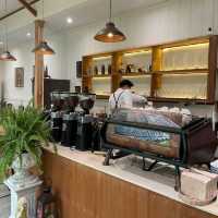 คาเฟ่ฟิลสวน Basket coffee and croissant