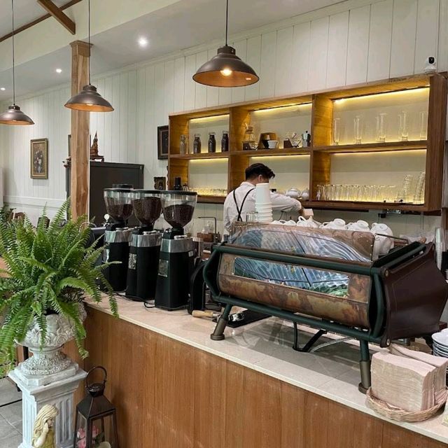 คาเฟ่ฟิลสวน Basket coffee and croissant