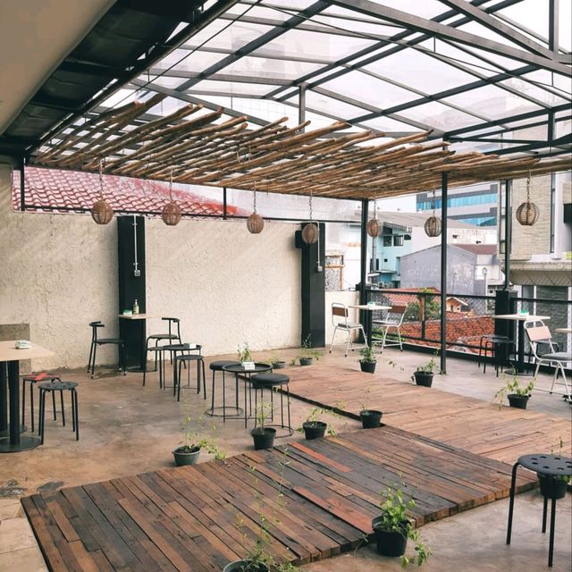 ONE OF THE NEW COFFEE SHOPS IN TOMANG