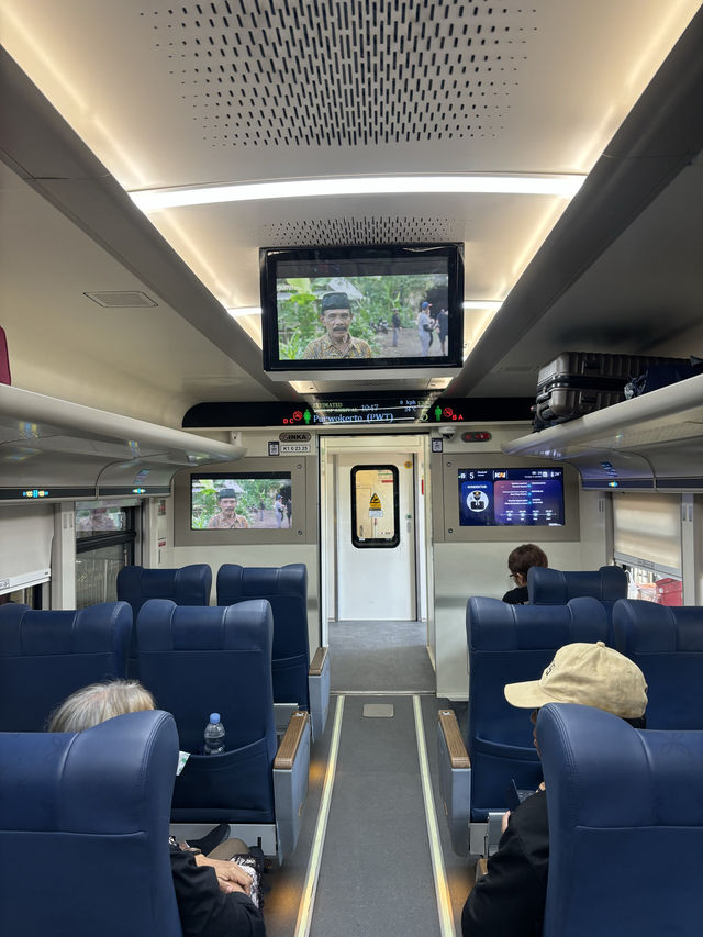 นั่งรถไฟข้ามเมืองที่ประเทศอินโดนีเซีย 🇮🇩