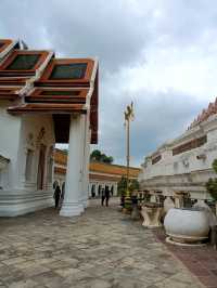 องค์พระปฐมเจดีย์เด่นเป็นสง่า