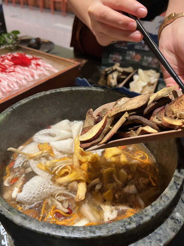 「深圳食雲南野生菌火鍋，適合聚餐」