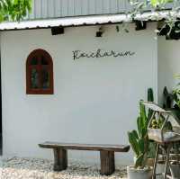 บ้านสวนรอยจรัล: คาเฟ่มินิมอลสุดโฮมมี่ในอยุธยา