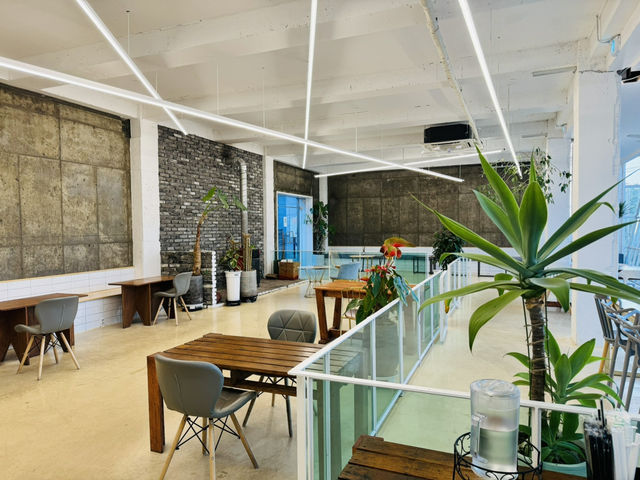 Gray Bricks Coffee: Scenic Sips