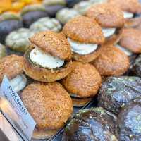 ㅇㅂㅂ ABEBE BAKERY超夯排隊名店！爆漿奶油甜甜圈，一口咬下幸福感滿到溢出來！🍩💕