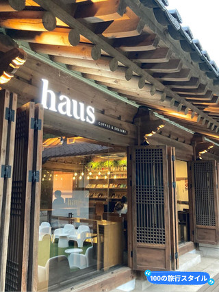 Kafe bergaya Korea di taman Stasiun Universitas Dongguk di Seoul