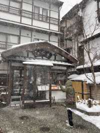 冬天造訪草津溫泉❄️ 街上居然有雪中溫泉？！♨️