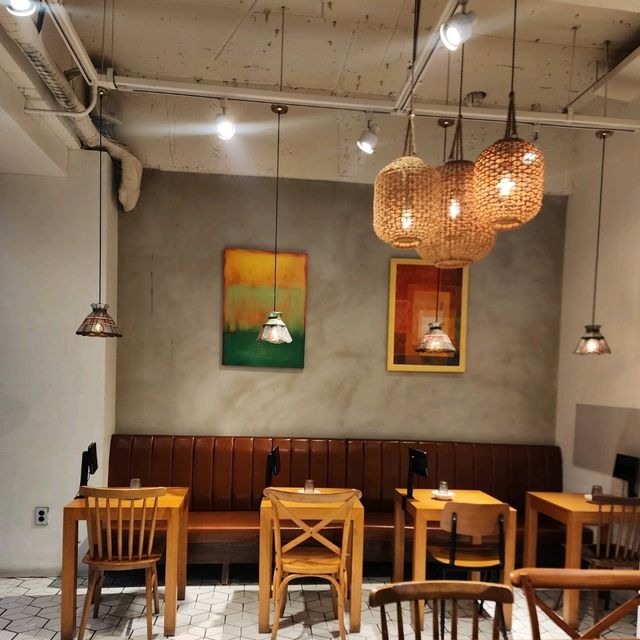 【新村グルメ】台湾式中華料理！牛肉刀削麺정회원