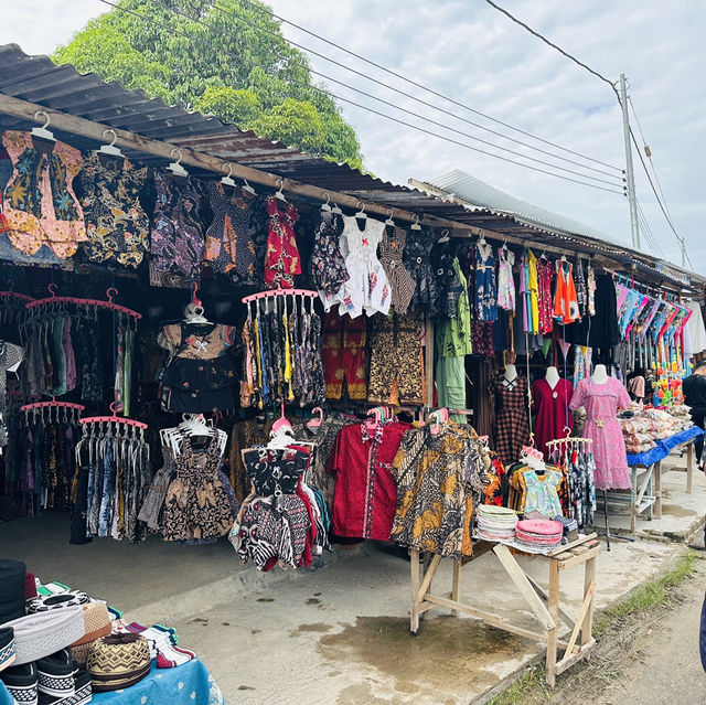 Handcrafted Wonders: Discovering Sarikei Market’s Traditional Treasures!