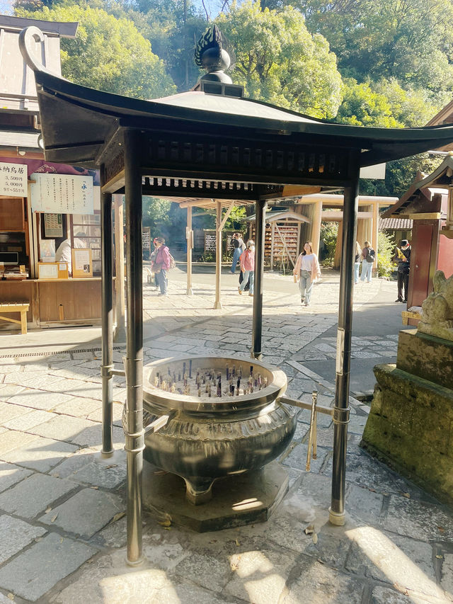 【神奈川県/鎌倉　“境内の湧き水で銭を洗うと富が増える”と言われている『銭洗弁財天 宇賀福神社』】