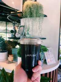  คาเฟ่ทุ่งดอกไม้ : Lapuné Cafe and Scene