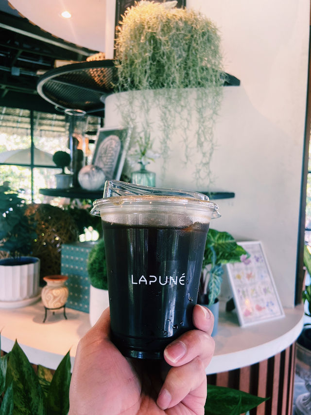  คาเฟ่ทุ่งดอกไม้ : Lapuné Cafe and Scene