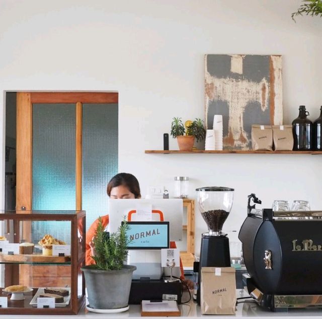จิบกาแฟ ชมวิวแม่น้ำ ที่ Normal Café โพธาราม
