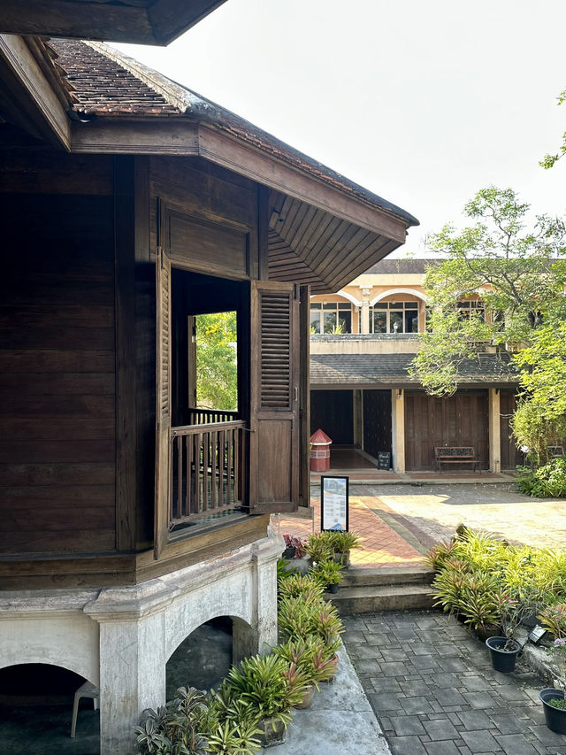 แวะชมบ้านท่านขุนอายุ 100 ปี ในตัวเมืองคอน 