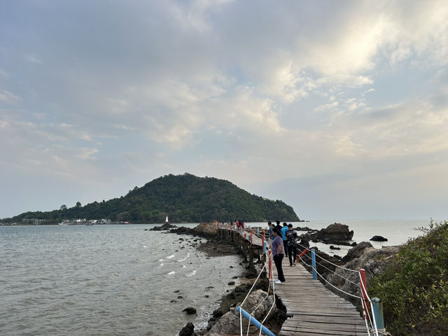 เจดีย์กลางน้ำ สถานที่ธรรมชาติสุดสวย ในจันทบุรี