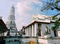 泰國曼谷皇家古跡寺廟景點:Wat Nang Nong，白色莊嚴肅穆建築，適合打卡拍照📸