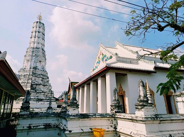 泰國曼谷皇家古跡寺廟景點:Wat Nang Nong，白色莊嚴肅穆建築，適合打卡拍照📸