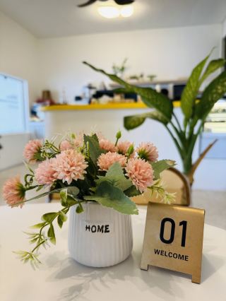 좋은 시간에 건배를! 옐로 카페에서