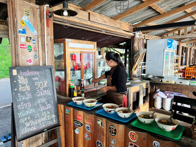 ก๋วยเตี๋ยวห้อยขา บ้านจ่าโบ่