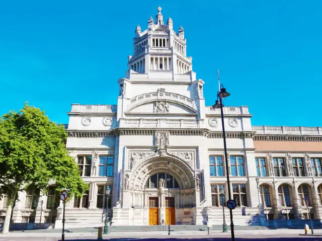 A Tour of the Victoria and Albert Museum in London