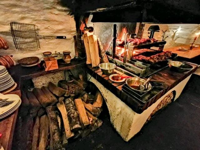在洞穴中吃豬肋排？CK小鎮的地窖餐廳 Krčma Šatlava
