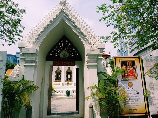 泰國曼谷市中心著名古跡皇家寺廟景點：巴吞哇那南寺，白色大理石寺廟建築，雄偉壯觀，適合打卡拍照📸冥想