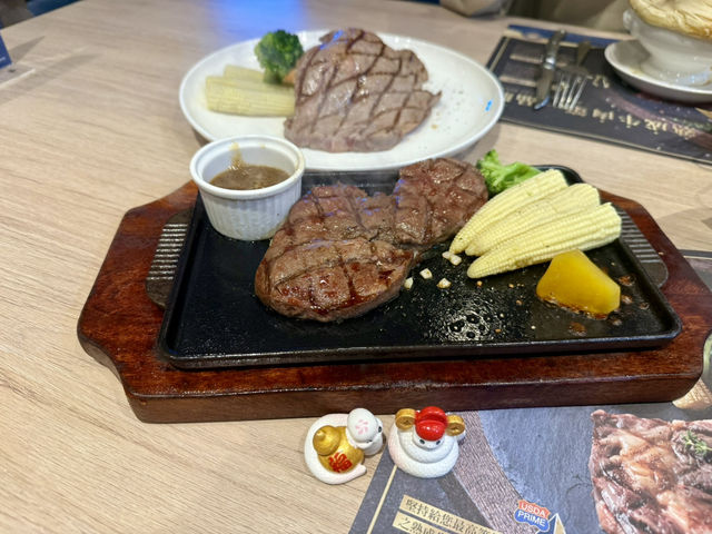 高雄統一時代8樓（瀧厚炙燒熟成牛排）英倫風藍色時尚裝潢設計.值得推薦大家