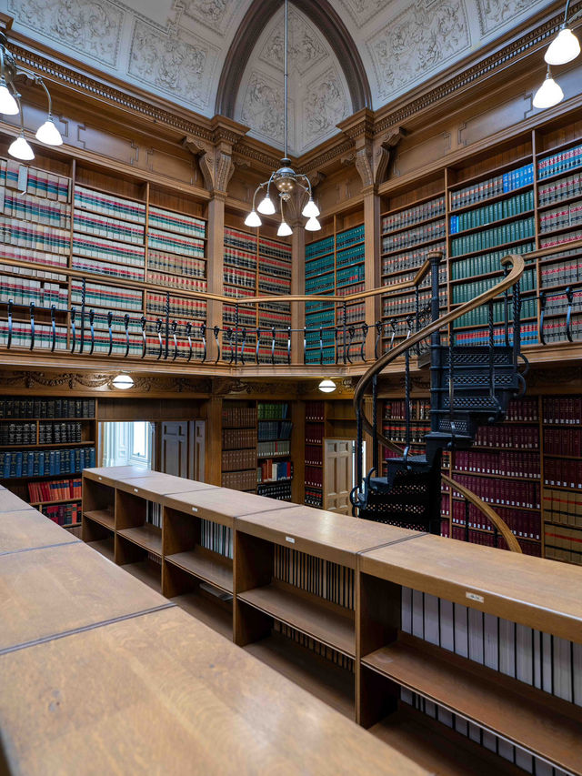 オスグッド・ホールの図書館：法律と歴史が息づく知の空間 📚🏛️