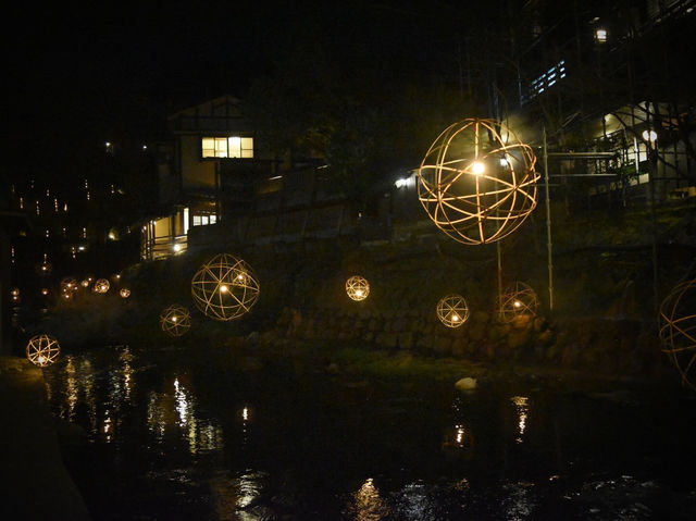黒川温泉の夜を彩る幻想的な灯り