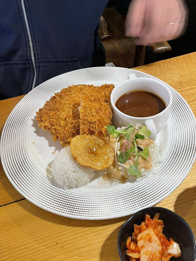 서울 속 힐링 한끼, “세검정돈까스”에서의 여유로운 점심🥢⛰️