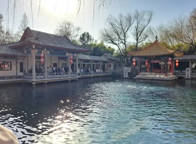 น้ำพุเปียวต๋อเฉวียนในเมืองจี่หนานที่ใสจนมองเห็นถึงก้นน้ำ