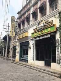 Recreates 1940s Looks in Movie Town
