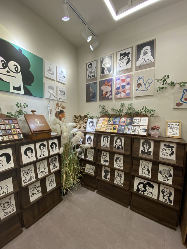ソウル　マンウォン(望遠)市場近くの似顔絵屋さん　どんぐり似顔絵　도토리캐리커처 망원점