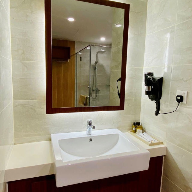 Emerald Serenity: A Haven of Luxury and Tranquility