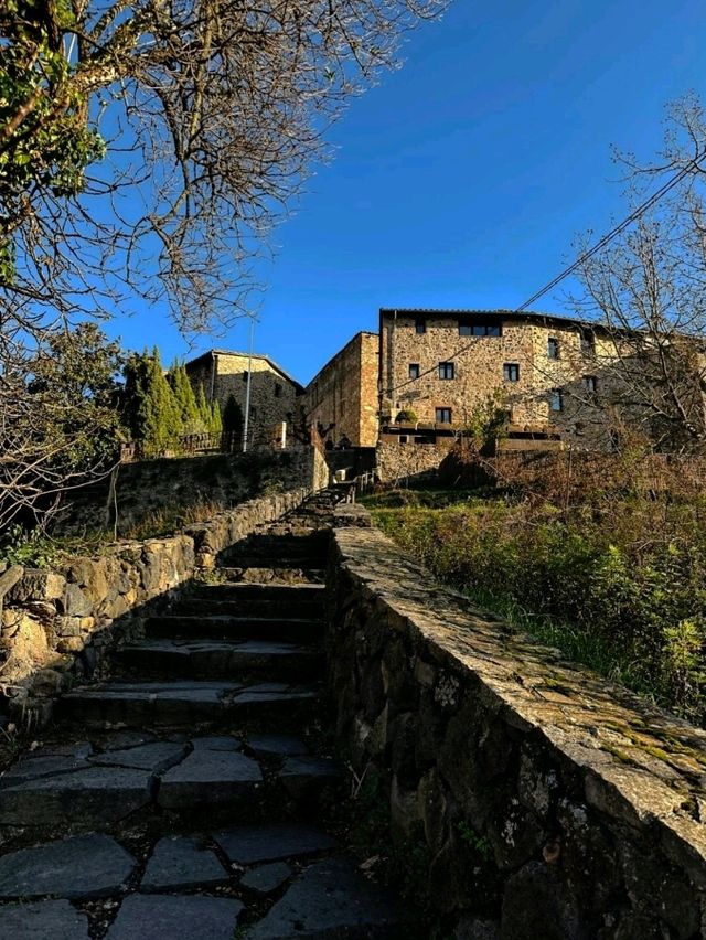 擁有14 世紀和 15 世紀哥德式建築的紀念性遺址