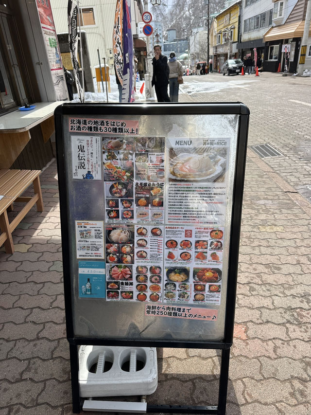 🦪登别美食必吃｜温泉市场 Onsen Ichiba：满载超值海鲜丼与炭烤扇贝！