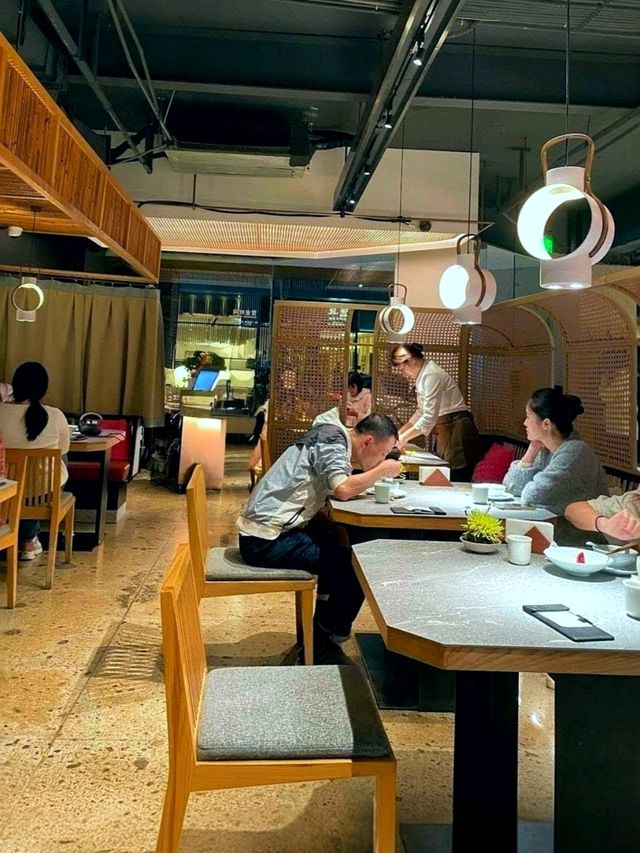 🌶️ Spicy Magic: Enjoy a remarkable Sichuan food experience with local friends.🍲🔥🍗🍜