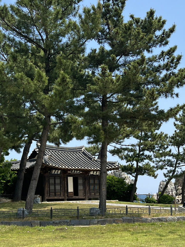 추암 촛대바위와 출렁다리