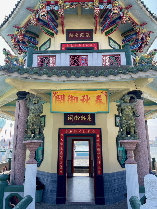 魔幻中國風建築——之💕高雄蓮池潭春秋御閣