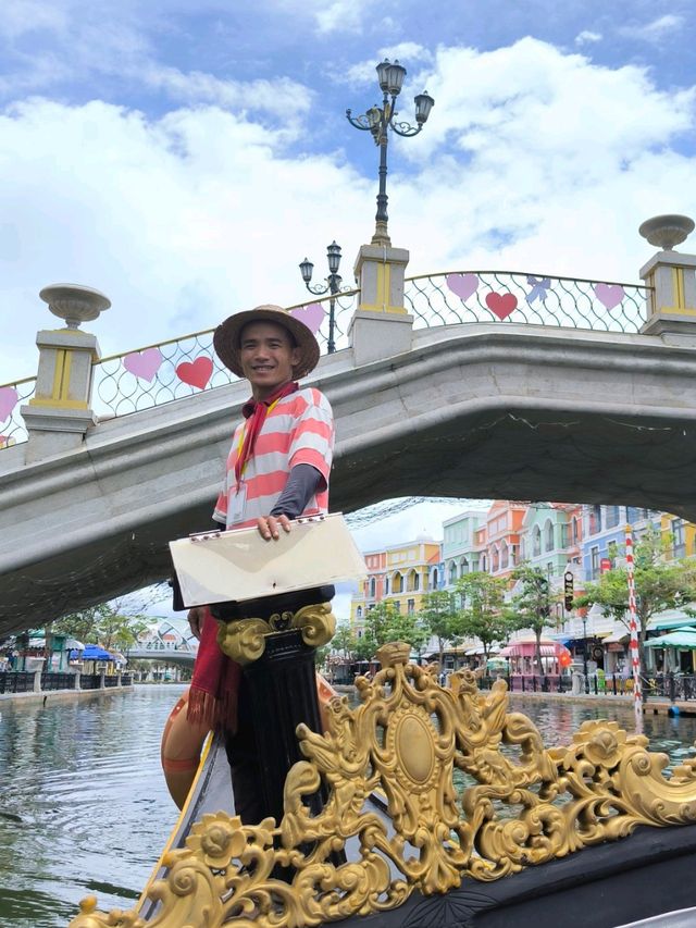 【Gondola Water Taxi】沿岸有瑰麗色彩之排屋可供欣賞！