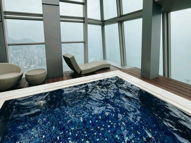 香港海景奢華酒店推薦：香港麗思卡爾頓酒店，使用trip.com預訂享受最大優惠
