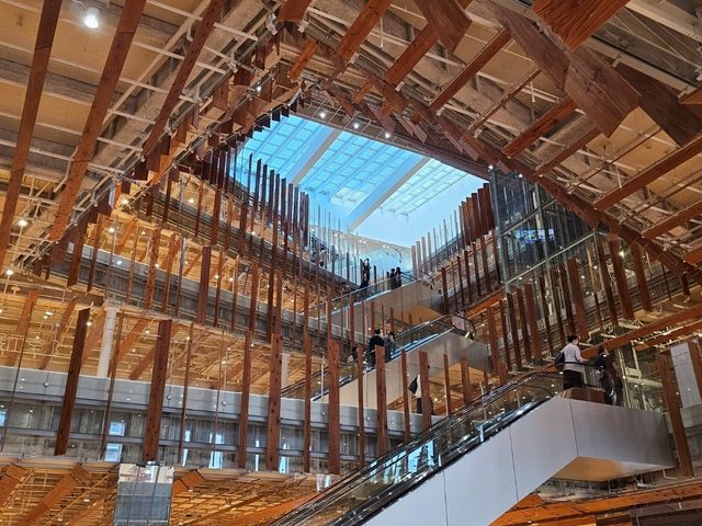 📖 閱讀與建築交會的美好時光〔富山市立圖書館本館〕